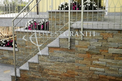 Rivestimento muro in liste di pietra di luserna colore doreè, posa a "finto secco".