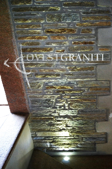 Rivestimento muro in liste di pietra di luserna colore misto, posa a con giunto.